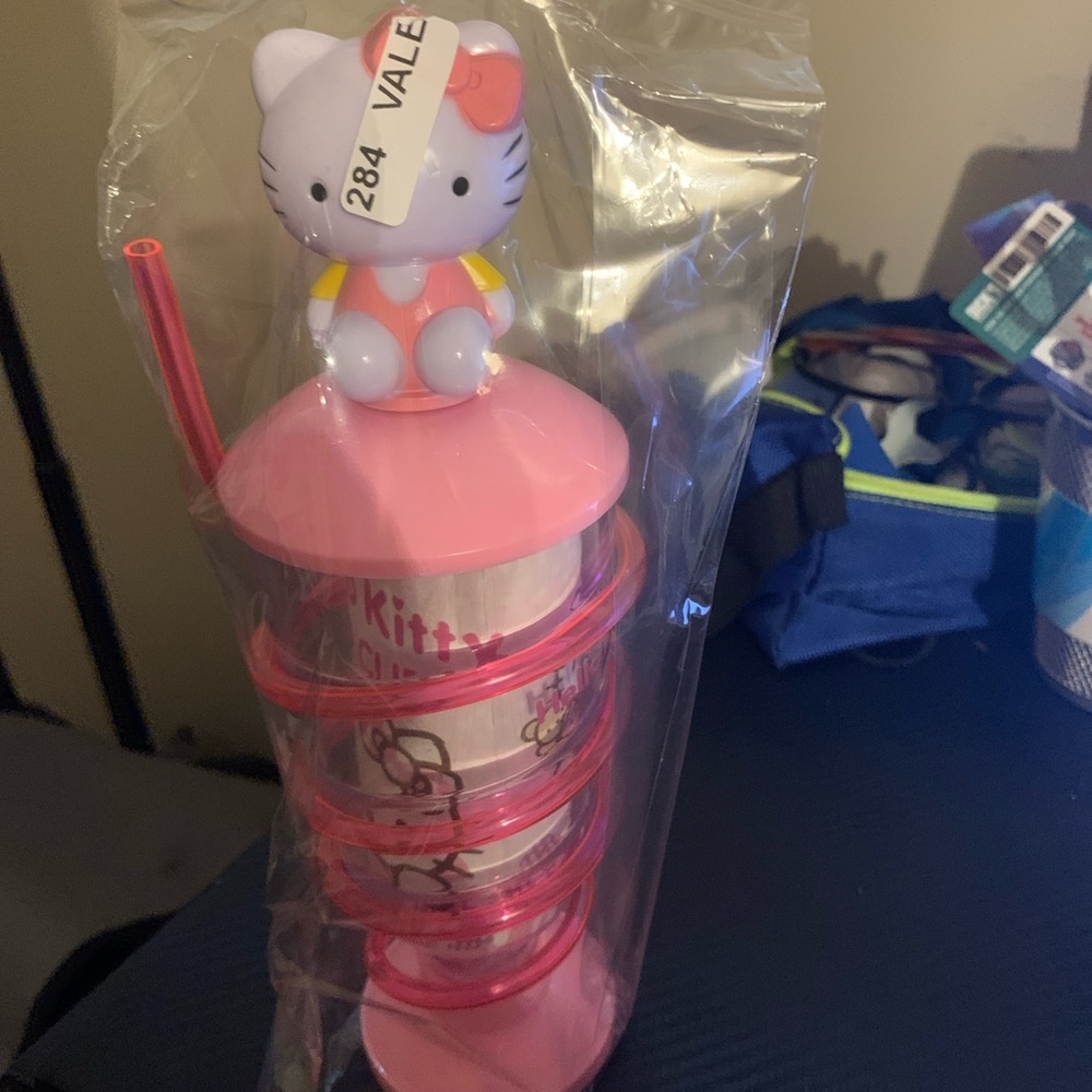 NWT hello Kitty pink  light‎ up and swirly straw 8 ounce cup